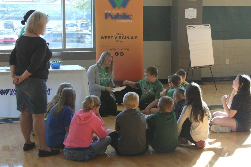 MU students working with elementary students