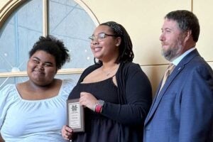 Environmental Science Niyah Sapp receiving a Student Success Champion award