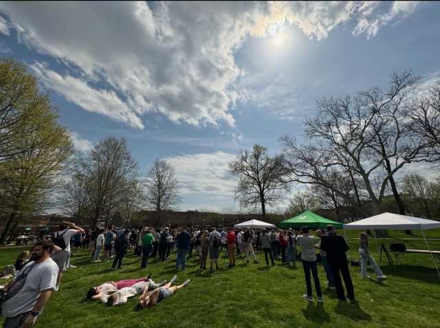 Physics organizes eclipse viewing