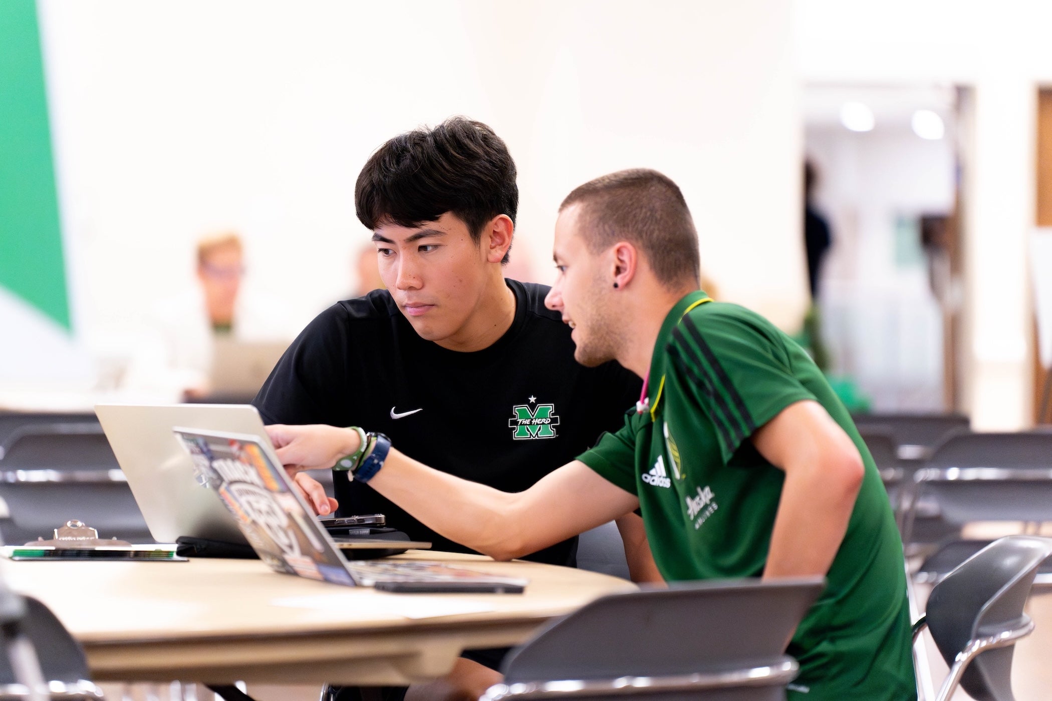 advisor helping a student at orientation