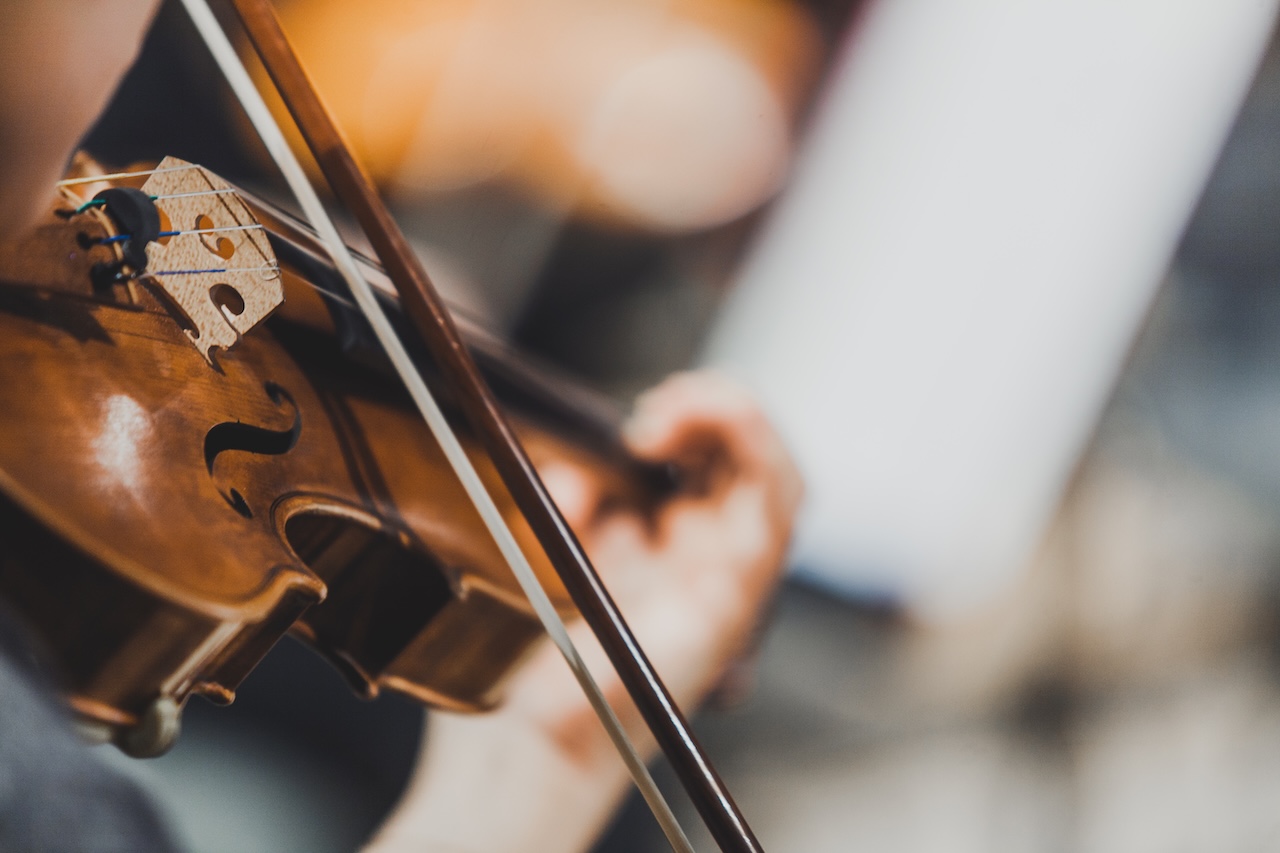 Image of Hand playing violin.