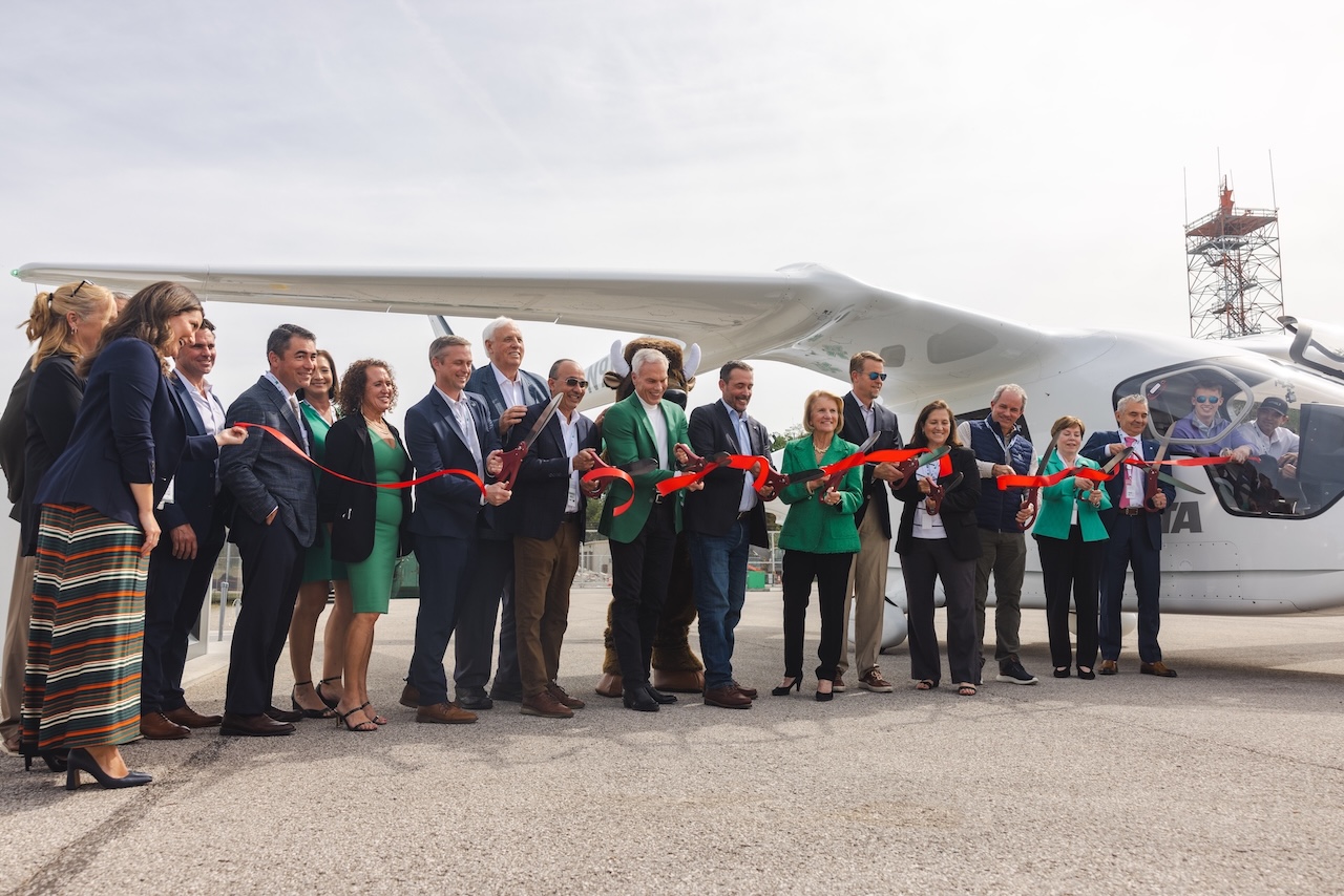 Image of Ribbon Cutting at flight school of EV Planes