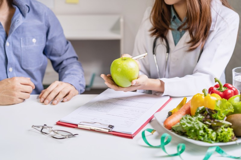 Iamge of dietitian giving consultation