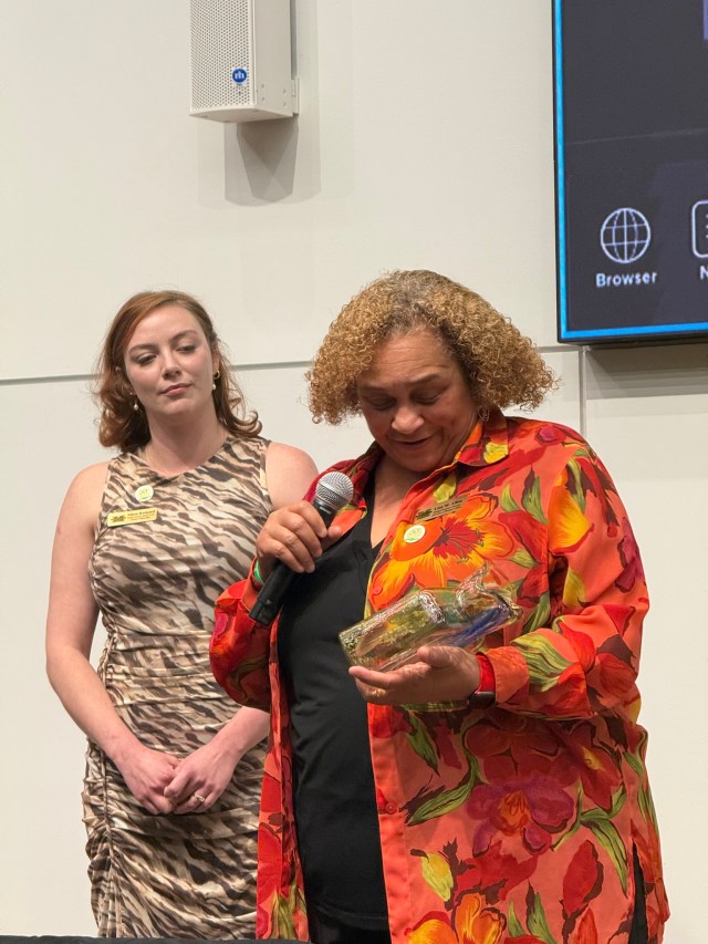 Lisa Allen receiving the Women of Color Award